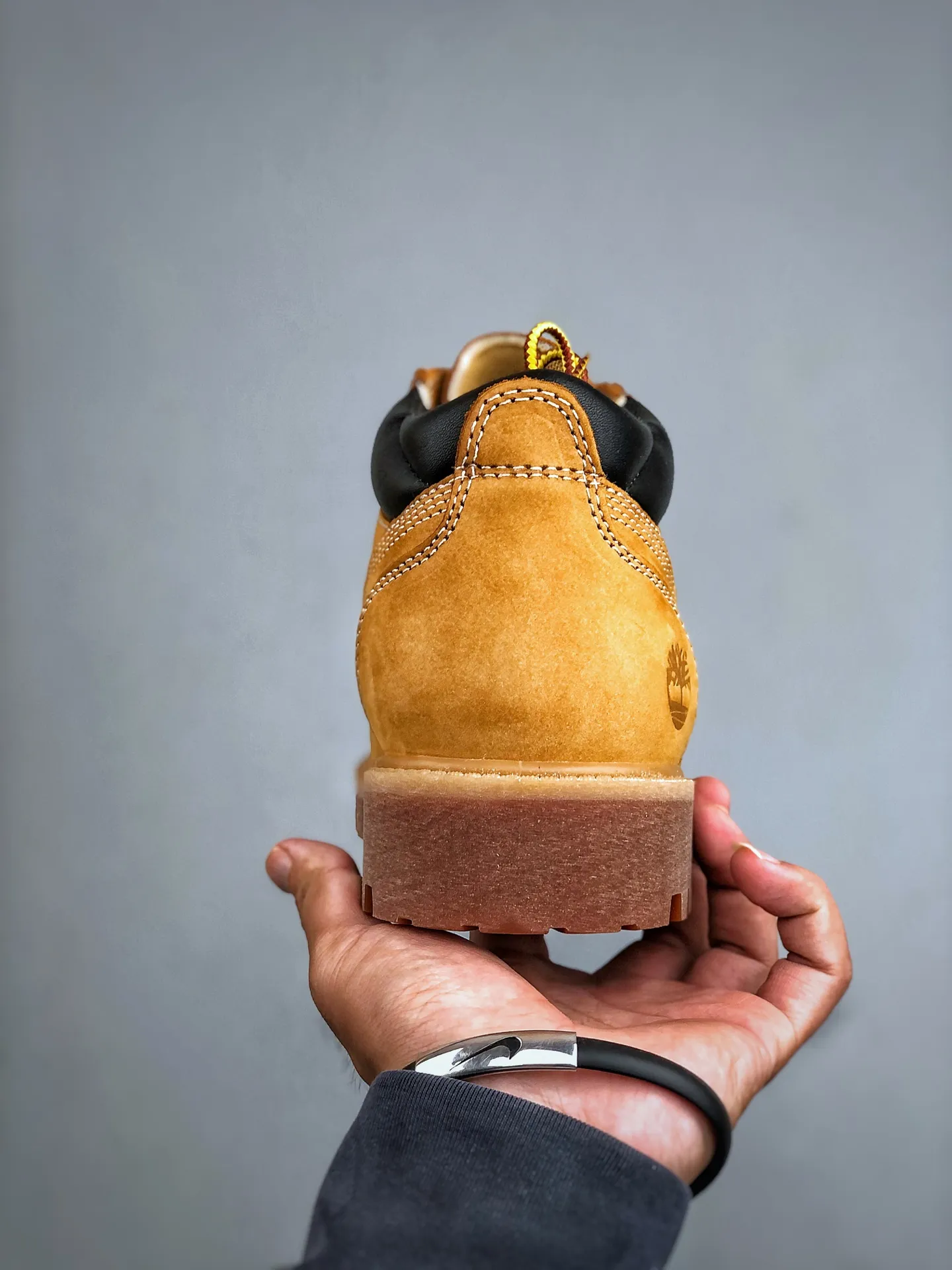 Local self-pickup 💰700 supports store placement, you can get the pure and original top quality, one-to-one original development version, Timberland, not bad at kicking/classic mid-top yellow 23061 Produced by the original channel of Zhongshan Baoyuan, the top-notch technology is newly upgraded, it can be called a genuine copy machine, the original imported waterproof leather, the original anti-counterfeiting label, the purple light can be scanned, the computer sewing line, the four lines are aligned, the horizontal folding is dynamic and water-repellent, the top genuine consistent injection molding process Art Rubber non-slip outsole resists cold and cracks Authentic and consistent all-leather collar/lining/shoes Equipped with anti-fatigue shock-absorbing honeycomb insole Highly comfortable Full set of original packaging accessories (comes with shoelaces, cleaning eraser, and counter bag) Size: 35 36 37 38 39 39.5 40 41 42 43 44 45 Men’s size runs one size larger